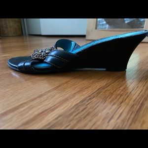 Naturalized Size 7 heeled slip on sandals